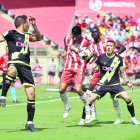 Robertone y Mendes en el partido de la primera vuelta que terminó 3-1.