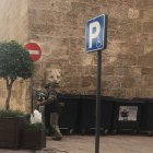 Imagen de la fachada de la torre del campanario de la catedral con los contenedores de basura.