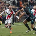 Babic con Isi Palazón en una jugada del Rayo-Almería.