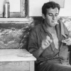 Juan Goytisolo fotografiado por Vicente Aranda en la Almería de los 60.