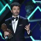 Rodrigo Sorogoyen, recogiendo uno de los Goya de \'As bestas\'.