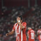 Robertone, con la mano en la cabeza en el partido ante Osasuna en el Estadio de los Juegos Mediterráneos.