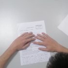 El joven trans con la denuncia que ha presentado ante el Juzgado de Guardia de Almería.