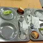 \'Ensalada completa\', formada por unos trozos de lechuga, y \'bollos\' de pan del menú, en una foto enviada por los padres del colegio.