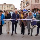 Corte de cinta de las autoridades en la primera etapa de la VII Vuelta Ciclista a Almería.