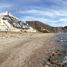 Playa de El Algarrobico con la polémica construcción al fondo.