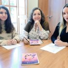 Sara y Ainhoa, alumnas del ciclo, con la concejal Puri Matas en su formación en el Ayuntamiento de Huércal.