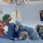 Dr. Harold Almonte operando con el laser holmium.