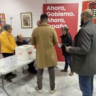 Votaciones en la sede local del PSOE en la calle Horno.