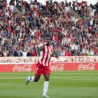 Thievy bate a Claudio Bravo y sale corriendo para cruzar el campo mientras la grada celebra el 1 a 0.