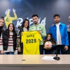 Álex Baena, con sus familia, el día que renovó de amarilloo hasta el 2028.
