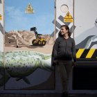 La artista Rocio Gilabert junto a uno de sus murales en Vera, \'Reptiles\'.