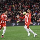 Concentrado en la segunda parte del encuentro con el FC Barcelona.