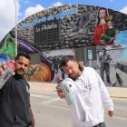 Los artistas Dank y Nauni posan con el mural de fondo.