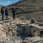 Gonzalo Aranda, de pie en el centro, con otros investigadores en el yacimiento. Foto: PACO MANZANO.