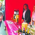 Inés y Adalí en el stand de Bodega Palomillo.