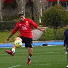 Alejandro Pozo calienta motores para enfrentarse al Sevilla en el Pizjuán.