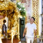 Rubi mira a la Virgen del Mar que seguro le protege.