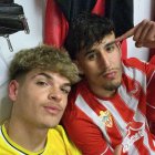 El portero Bruno Iribarne y el goleador Rachad en el vestuario.