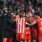 Touré celebrando su gol al Barcelona de Xavi.