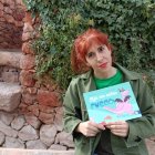 Blanca Campos con su primer libro, el cuento infantil ‘¡Ya no echo fuego!’.