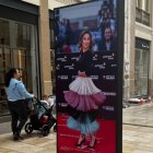 Toni Acosta, vestida con un diseño de Loreto Martínez, en plena calle Larios.