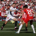 Una jugada del partido en Sevilla.