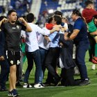 Turki y Rubi se abrazan tras el ascenso a Primera.