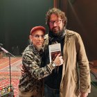 Fito, uno de los pilares del proyecto junto a Robe, Iñaki Antón y Chinato, con el periodista almeriense Javier M. Alcaraz. 