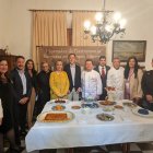 Representantes de los cuatro restaurantes participantes y algunos de los familiares que han donado las recetas.