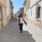 La alcaldesa cantoriana, Puri Sánchez, en la calle remodelada.