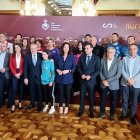 La foto de familia con todo el balonmano almeriense unido con la Federación.
