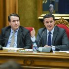 Fernando Giménez y Javier Aureliano García durante la sesión plenaria.