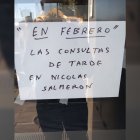 Cartel del traslado de consultas en la puerta de la Casa del Mar