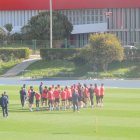 Rubi abraza a Ramazani después de la charla en la hierba del campo Anexo.