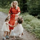 Imagen de una mujer con sus hijas.