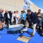 El alcalde de Vera, Alfonso García acompaña a Asprodalba en la puesta de la primera piedra de su nueva residencia.
