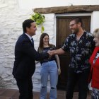 El presidente de Diputación y la alcaldesa, entregan las llaves de la vivienda a los nuevos regentes del bar laroyano.