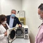 El delegado de salud, Juan de la Cruz Belmonte, visita el centro de Macael junto al alcalde Raúl Martínez.