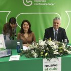 Magdalena Cantero y Juan de la Cruz Belmonte, este viernes en la sede de la AECC de Almería.