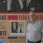 Foto de archivo de una entrevista anterior con Guillermo Blanes. Al fondo, una foto con su mujer, fallecida hace año y medio