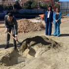 Juanma Moreno, pala en mano, en el acto de colocación de la primera piedra de Consultas Externas.