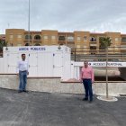 Alcalde y edil en la instalación de nuevos aseos públicos en Terreros.