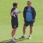 Rubi y Joâo hablan en el césped donde debe responder la plantilla.