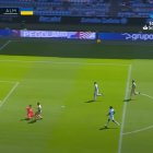 Momento en el que Iván Villar derriba a Luis Suárez dentro del área.