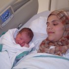 Una mujer magrebí con su hijo recién nacido en el Hospital de Poniente, en una imagen de archivo.