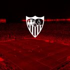 Malestar del conjunto hispalense con las decisiones arbitrales.