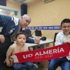 Los dos pequeños del Almería con su abuelito Macua en la Cadena SER.