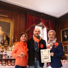 Representantes de la empresa en la histórica mansión del siglo XIV.