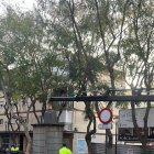 Momento en el que sacan uno de los contenedores soterrados en la obra